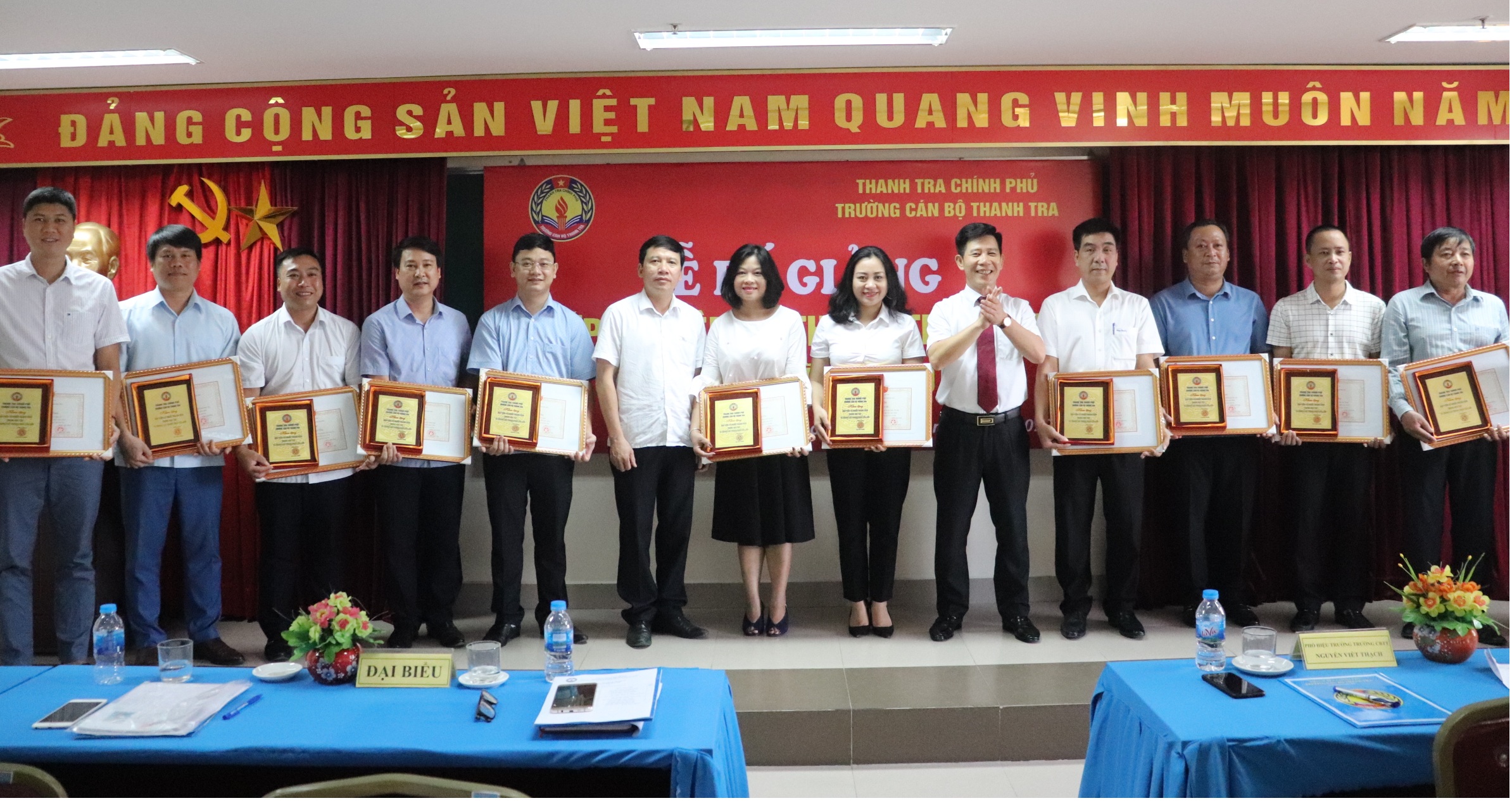 Ông Nguyễn Viết Thạch TTVCC Phó Hiệu trưởng nhà trường trao giấy khen cho học viên