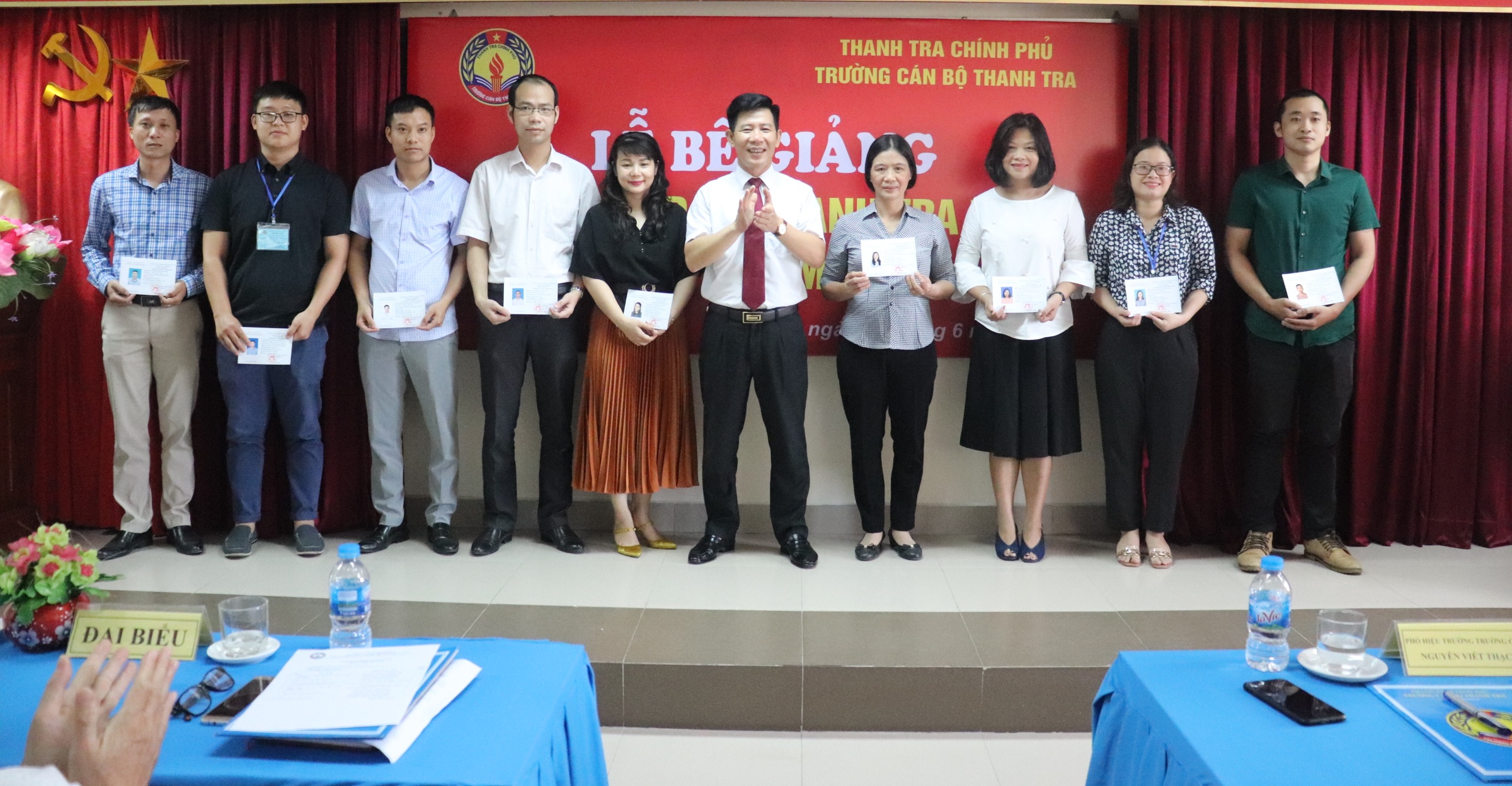 Ông Nguyễn Viết Thạch TTVCC Phó Hiệu trưởng Nhà trường trao CC cho học viên