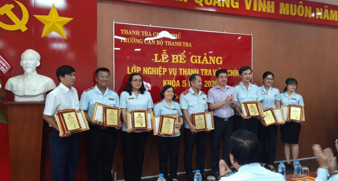 TS Trịnh Văn Toàn Phó Hiệu trưởng Nhà trường trao giấy khen cho học viên