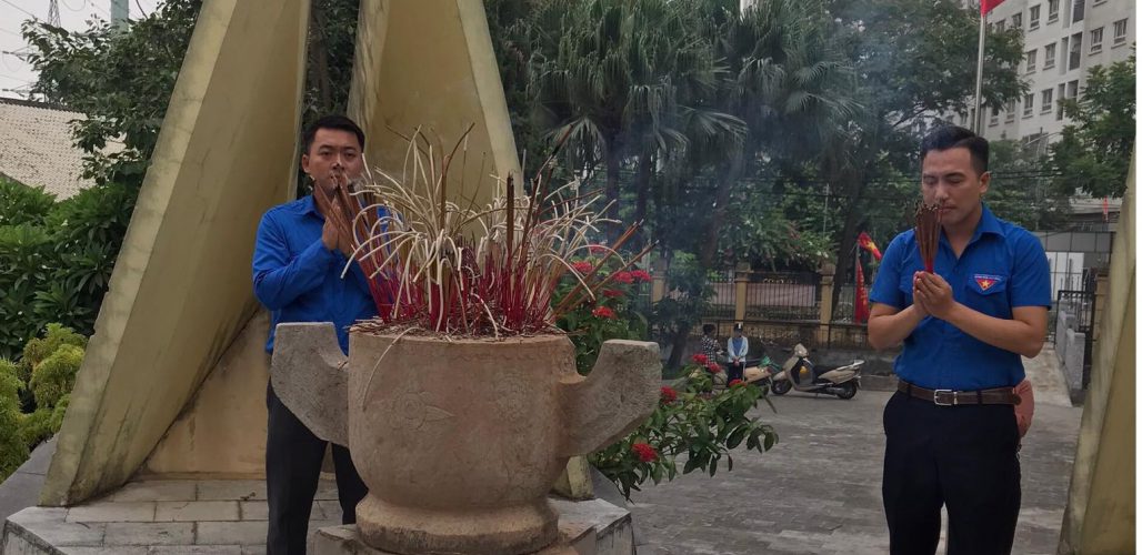 Đoàn TN trg CBTT thắp hương tại Đài tưởng niệm