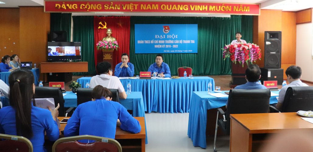 Đồng chí Vũ Văn Chiến Bí thư Đảng bộ HTrg Nhà trường phát biểu tại HNghi