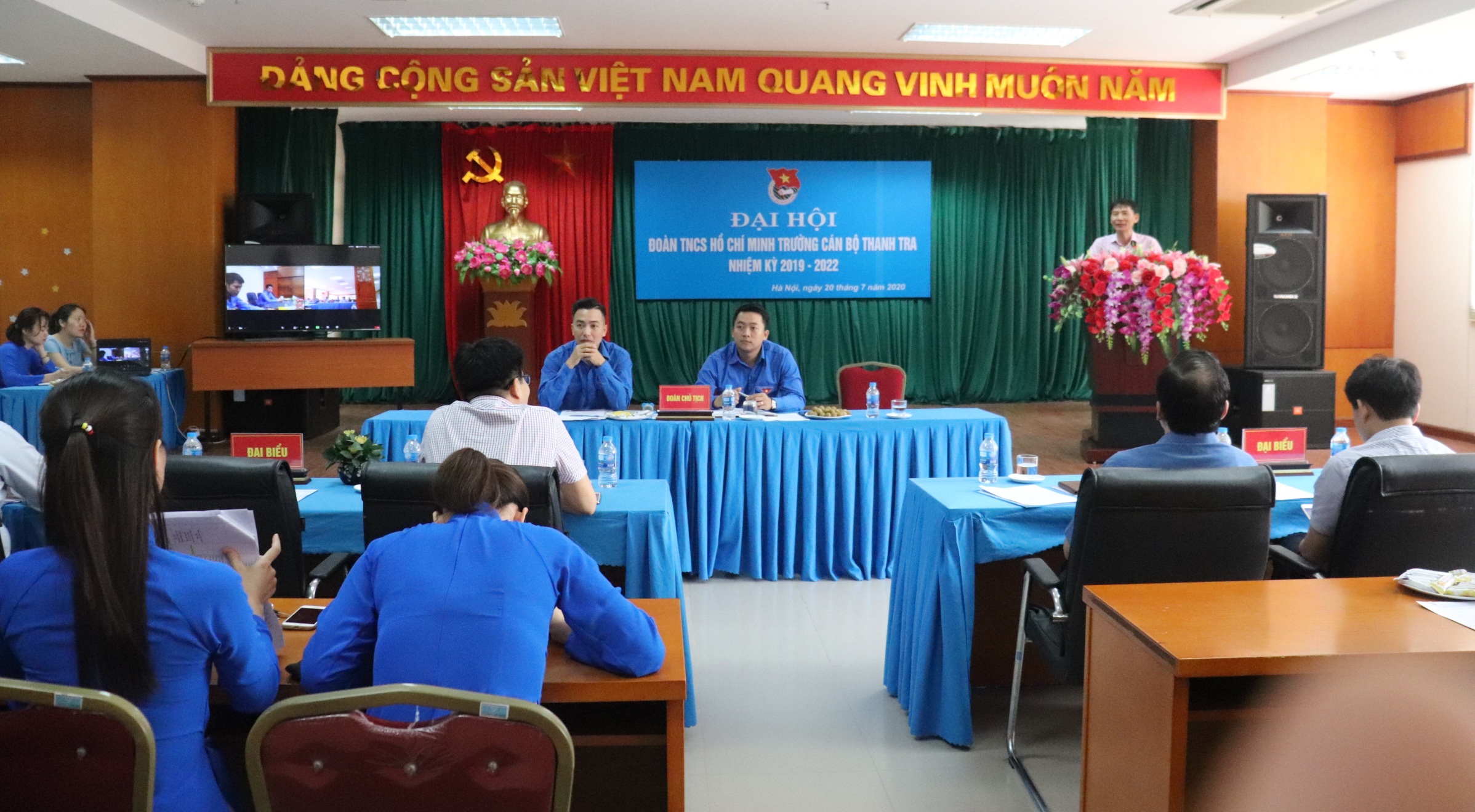 Đồng chí Vũ Văn Chiến Bí thư Đảng bộ HTrg Nhà trường phát biểu tại HNghi