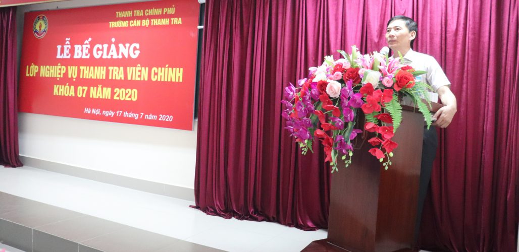 Ông Vũ Văn Chiến Hiệu trg Nhà trường phát biểu khai giảng khóa học