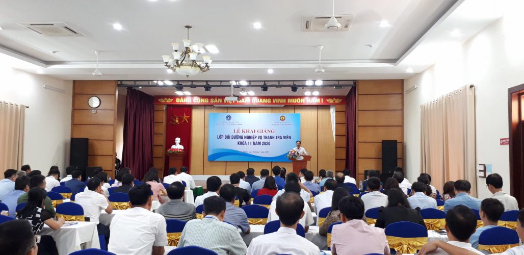 Ông Vũ Văn Chiến TTVCC Hiệu trưởng Trg CBTT phát biểu khai giảng khóa học