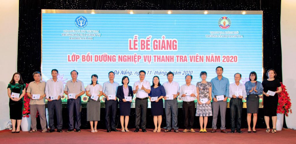 TS Trịnh Văn Toàn PHT trường Cán bộ Thanh tra trao chứng chỉ cho học viên