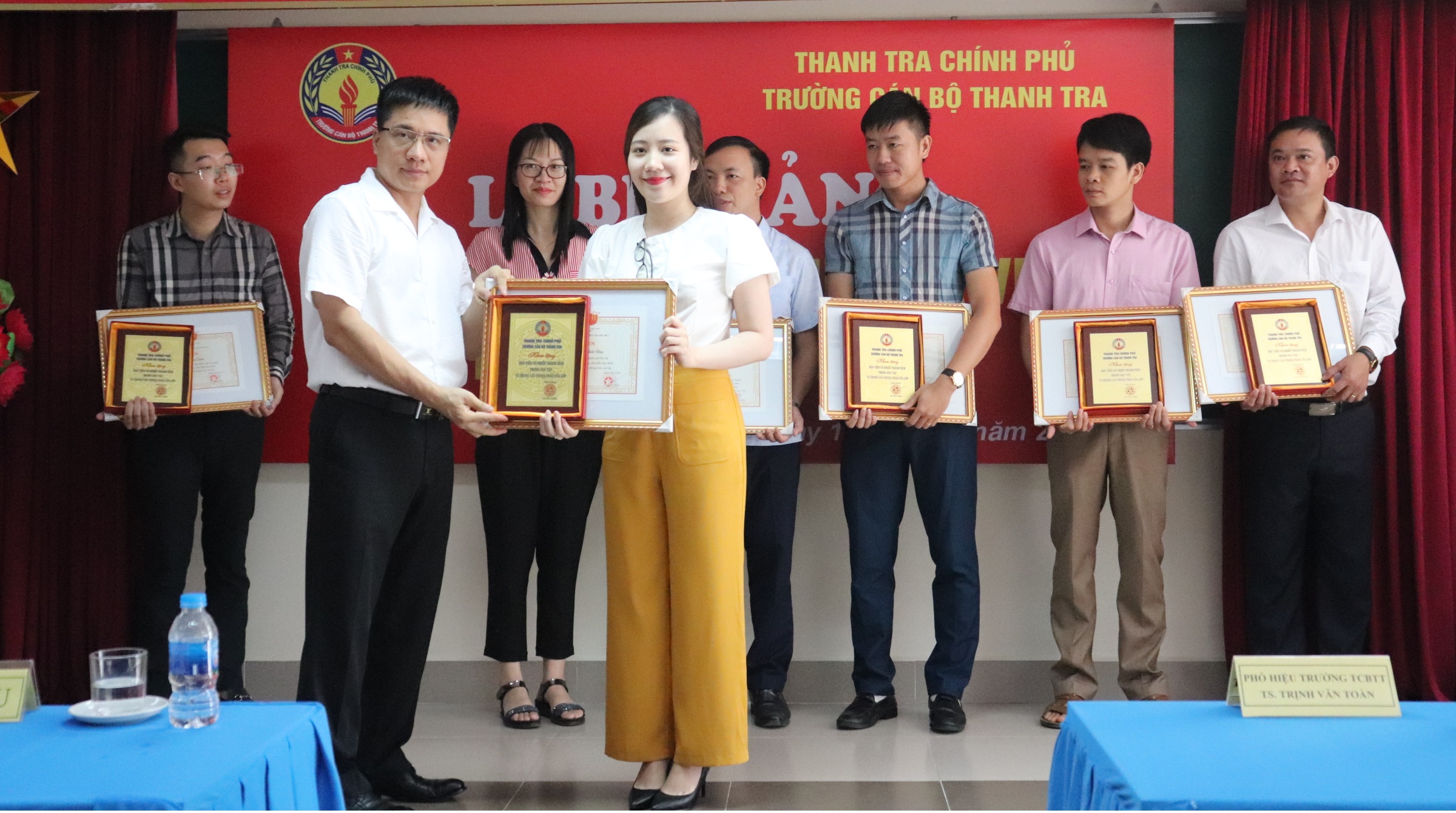 TS Trịnh Văn Toàn Phó Hiệu trưởng Nhà trg trao Giấy khen cho học viên