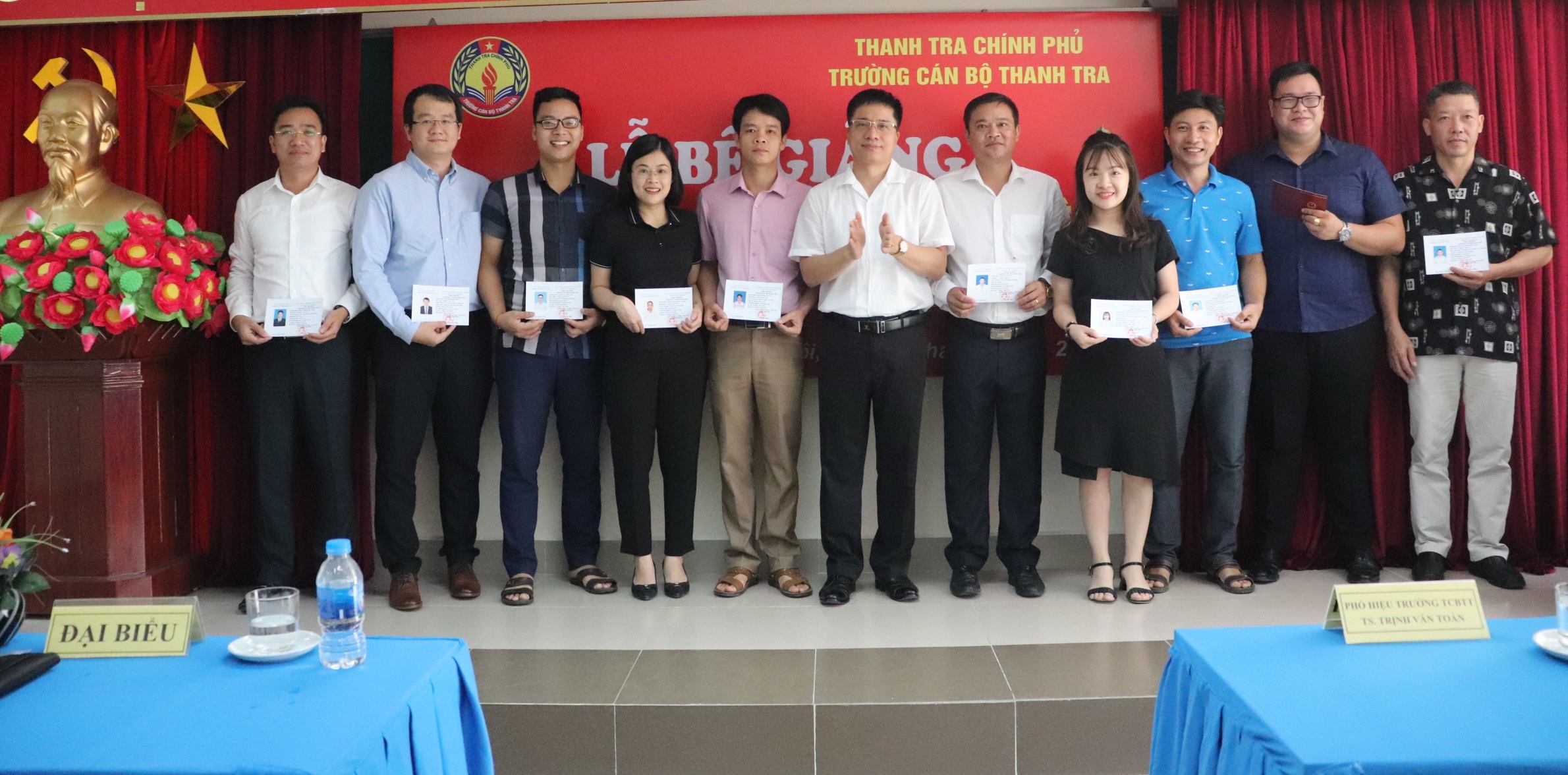 TS Trịnh Văn Toàn Phó Hiệu trưởng Nhà trường trao chứng chỉ cho học viên