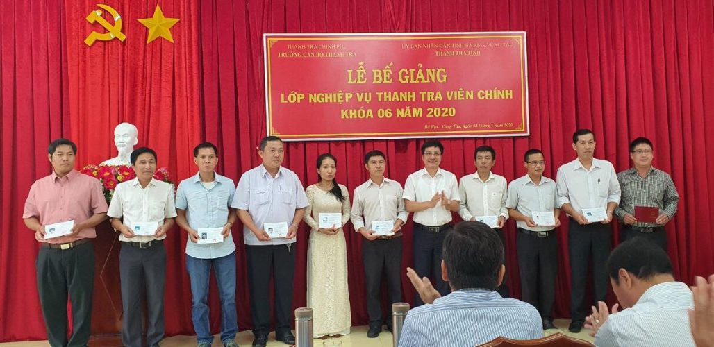 TS Trịnh Văn Toàn Phó Hiệu trưởng Trường CBTT trao chứng chỉ cho học viên