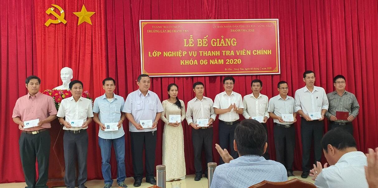 TS Trịnh Văn Toàn Phó Hiệu trưởng Trường CBTT trao chứng chỉ cho học viên