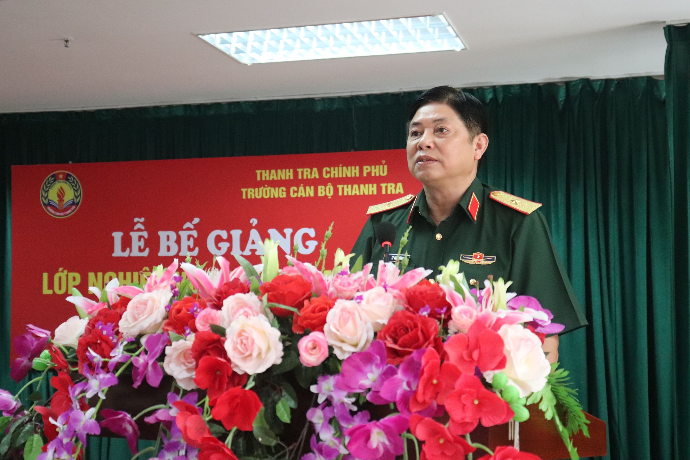 Thiếu tướng Lê Văn Lương PCTT Bộ Quốc phòng phát biểu tại lễ bế giảng