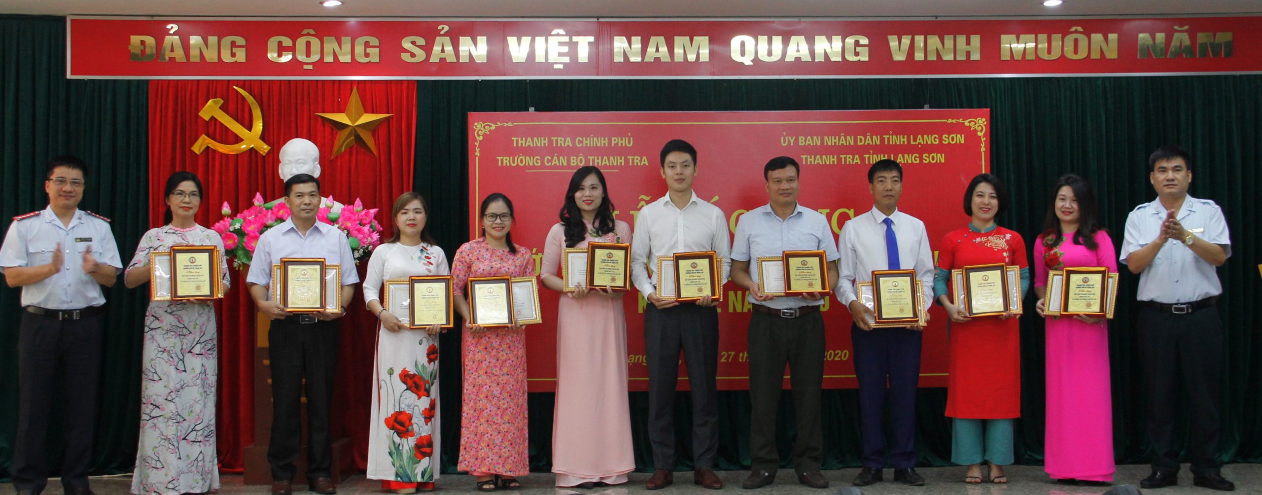 Đại diện Trg CBTT và Thanh tra tỉnh Lạng Sơn trao GK cho học viên