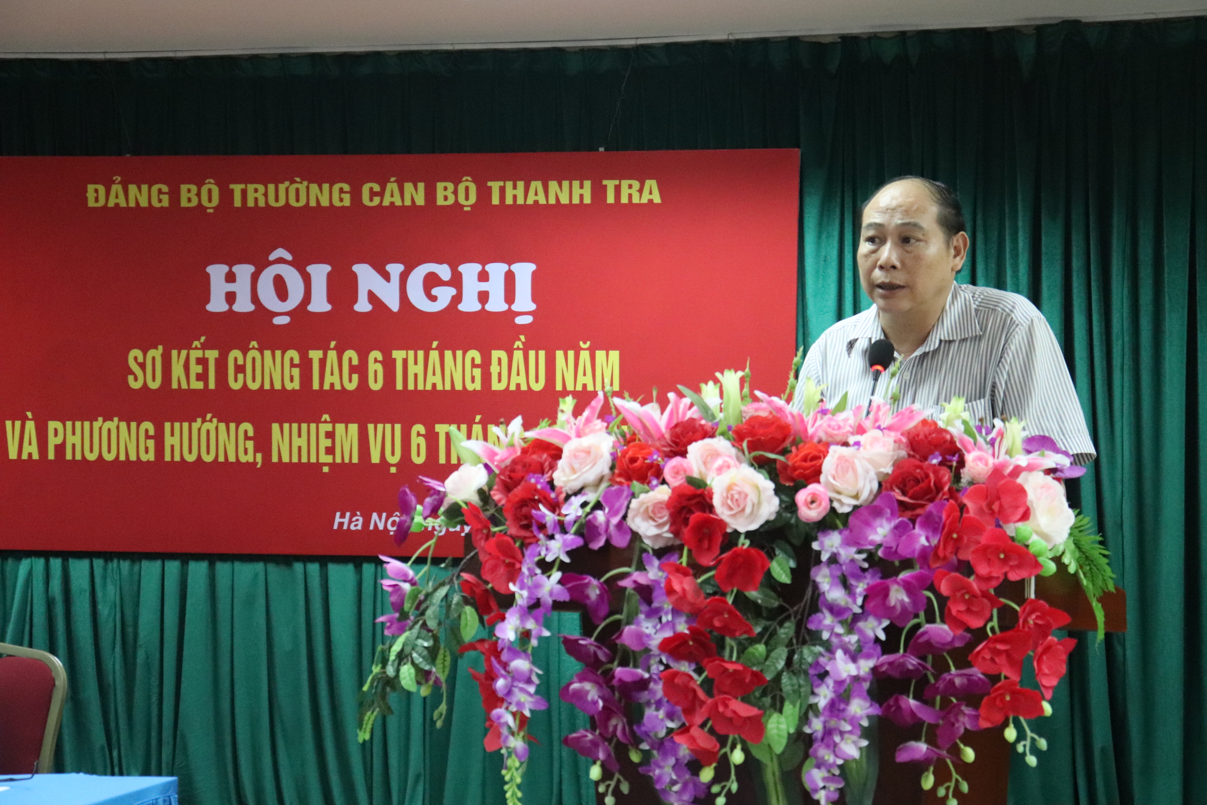 Ông Doãn Trung Thông Bí thư Chi bộ Giảng viên Đào tạo phát biểu tại HNghi