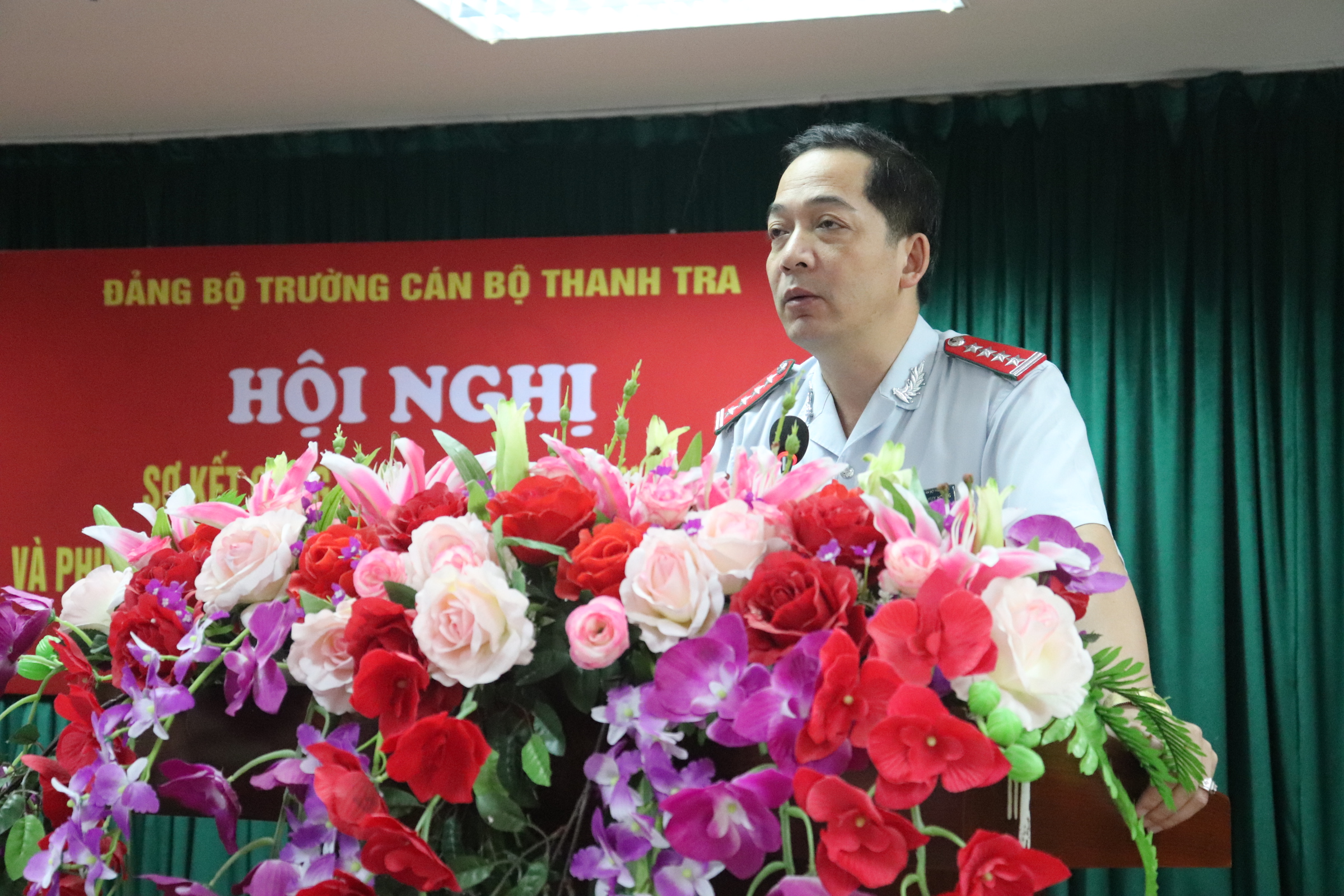 Ông Nguyễn Huy Hoàng Đảng ủy viên Đảng bộ Trường CBTT phát biểu tại HNghi