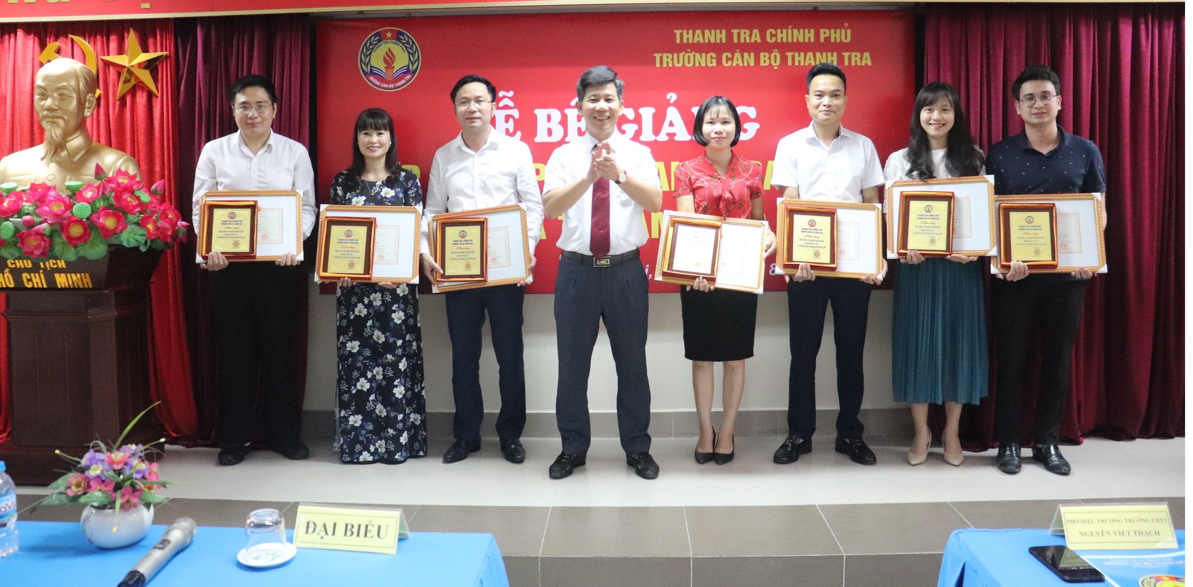 Ông Nguyễn Viết Thạch TTVCC Phó Hiệu trg Trg CBTT trao GK cho học viên