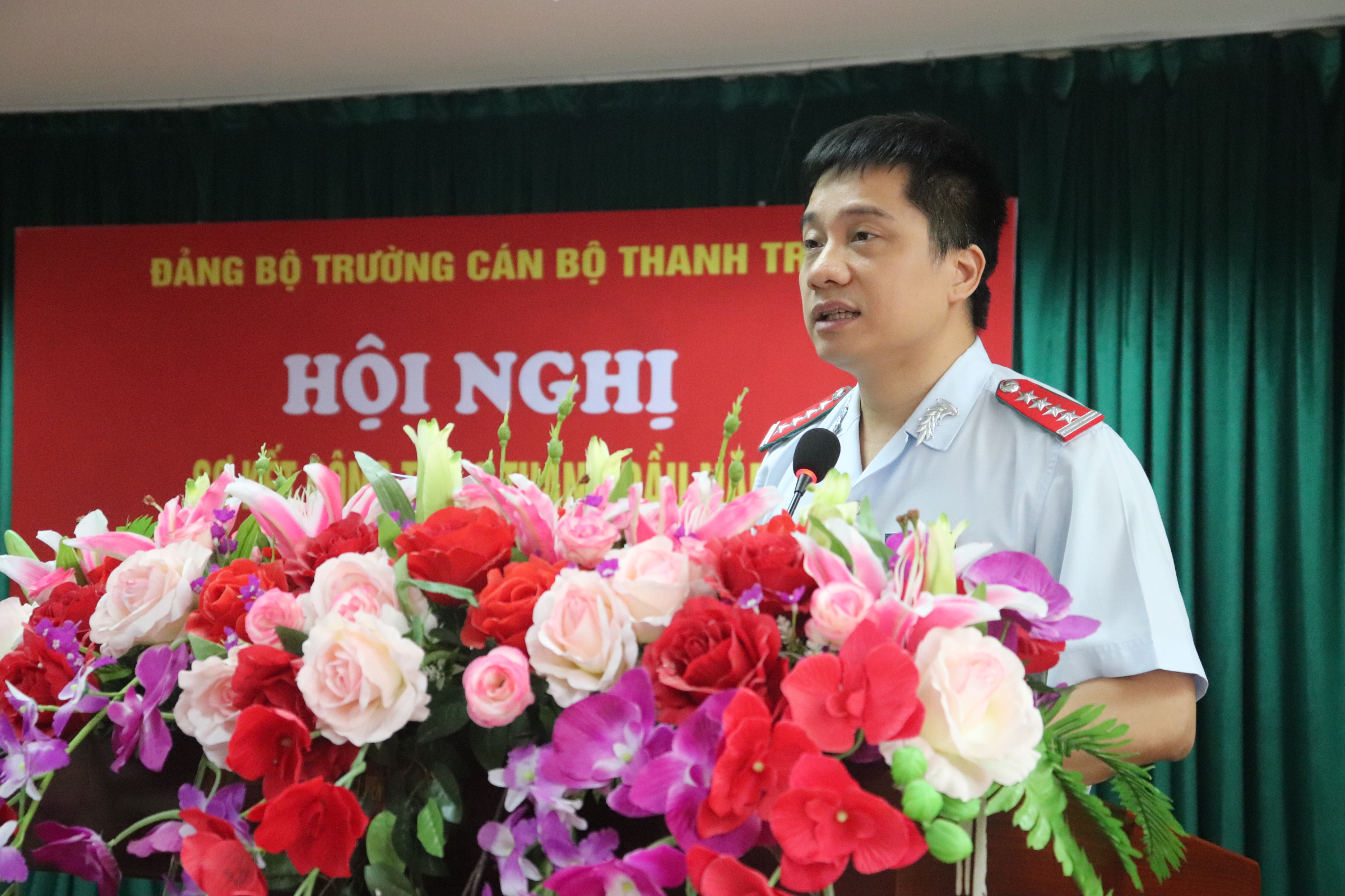 Ông Trịnh Văn Toàn Phó Bí thư Đảng ủy Phó Hiệu trưởng Nhà trg báo cáo sơ kết Hnghi