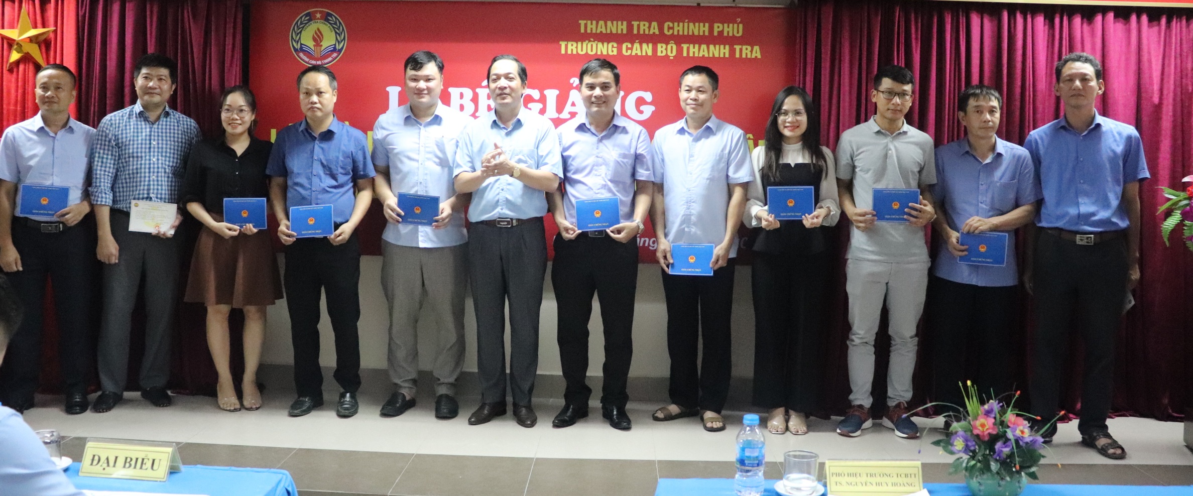 TS Nguyễn Huy Hoàng TTVCC PHT nhà trường trao chứng nhận cho học viên