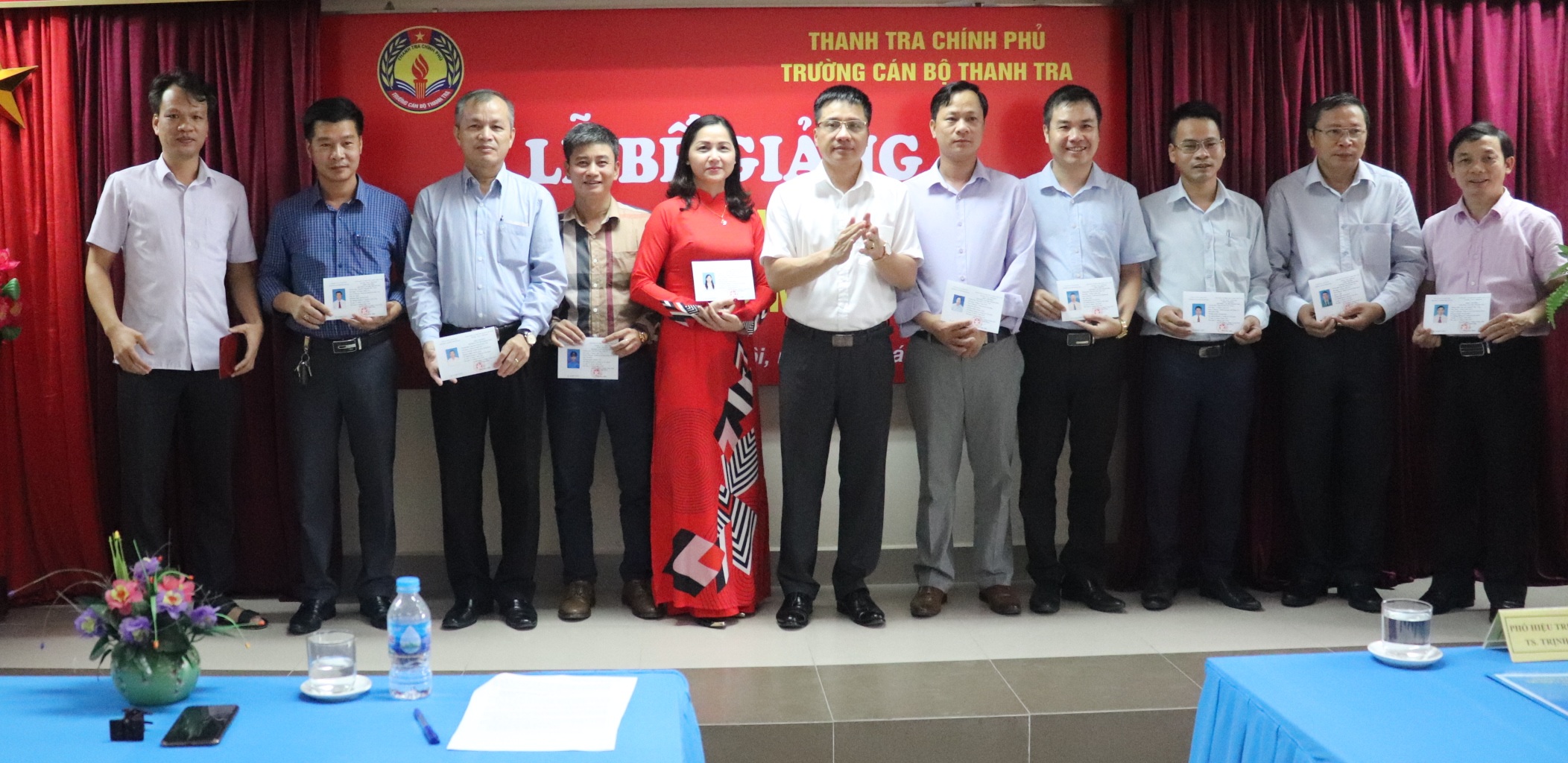 TS Trịnh Văn Toàn PHT nhà trg trao chứng chỉ cho học viên
