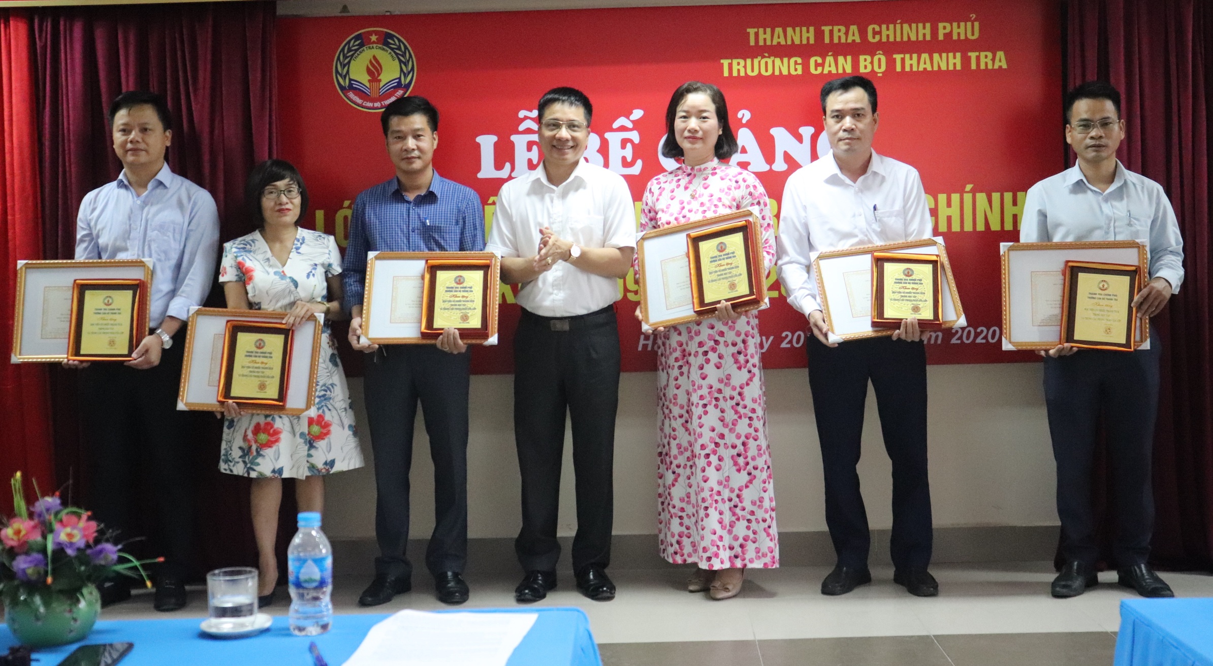 TS Trịnh Văn Toàn PHT nhà trường trao giấy khen và kỷ niệm chương cho học viên