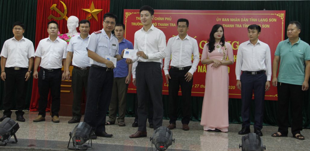 TS Trịnh Văn Toàn Phó Hiệu trưởng Trg CBTT trao CC cho hv