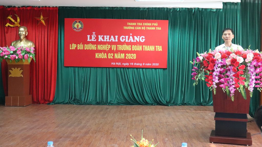 Ông Vũ Văn Chiến TTVCC Hiệu trưởng trg CBTT phát biểu khai giảng khóa học