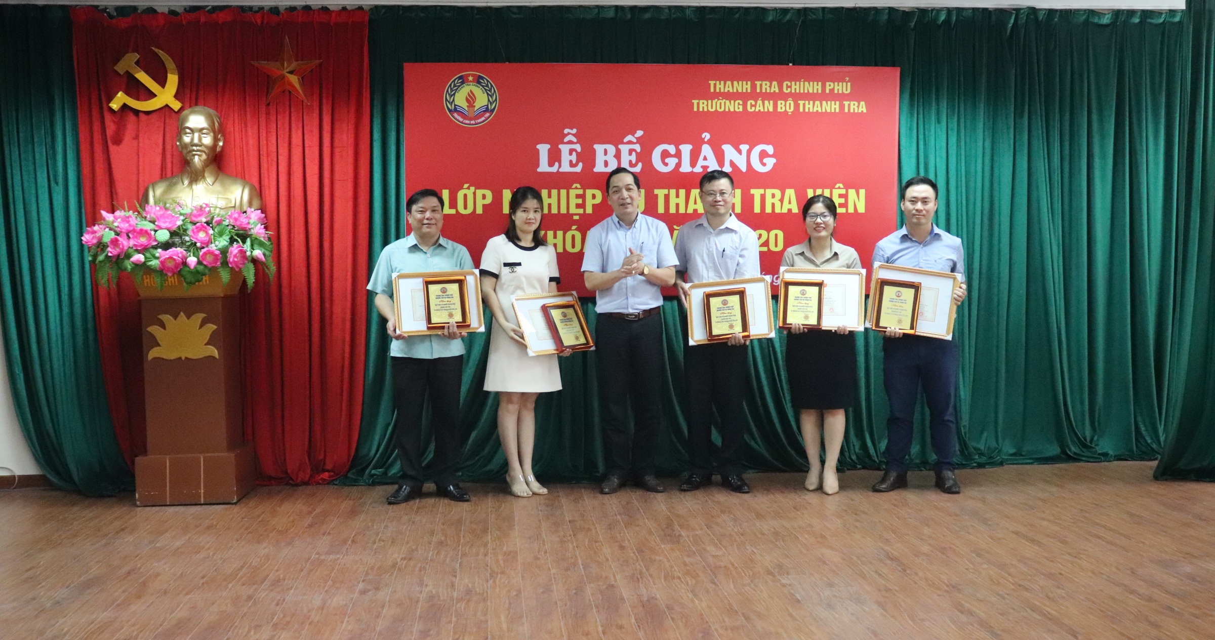 TS Nguyễn Huy Hoàng PHT trg CBTT trao giấy khen cho học viên