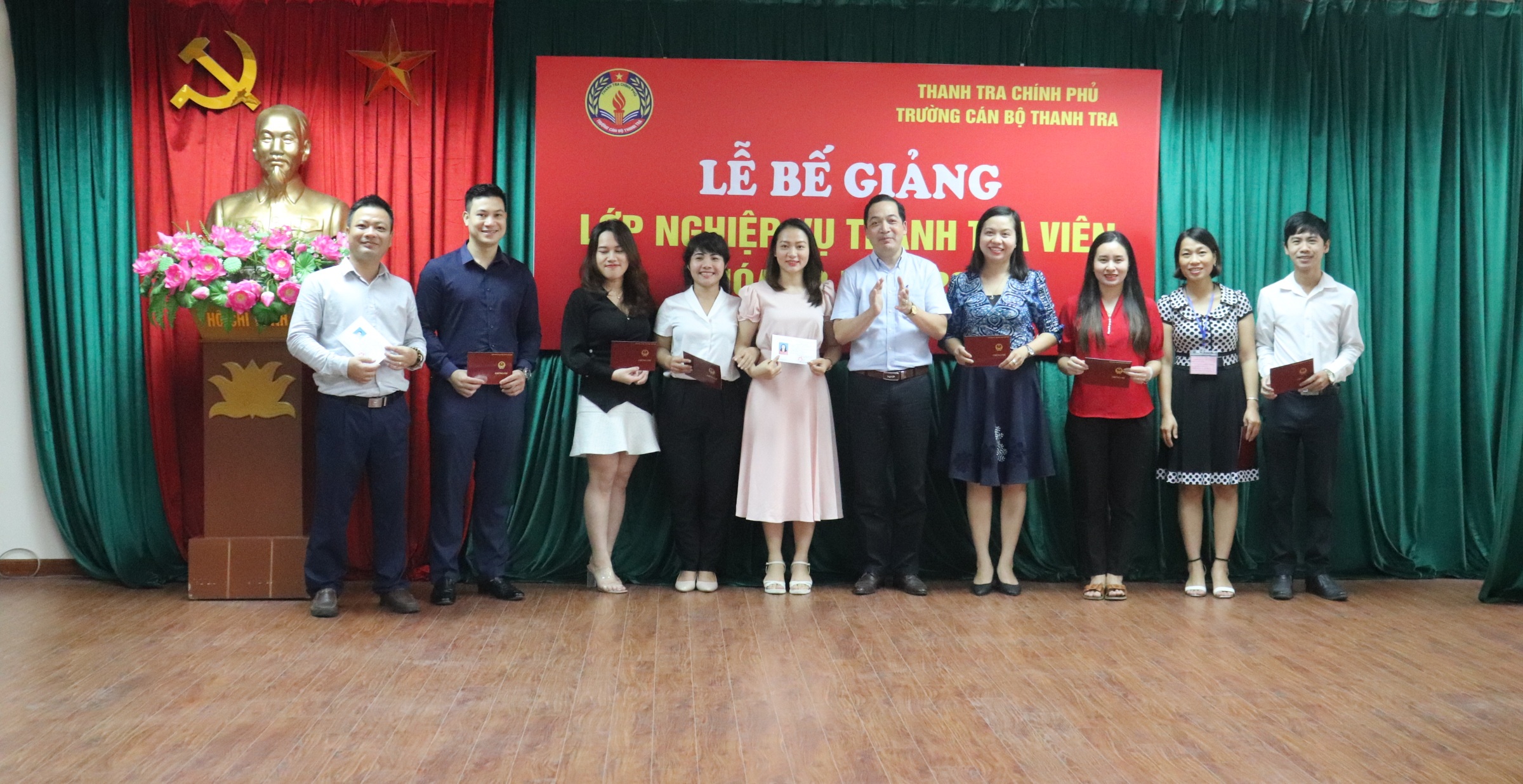 TS Nguyễn Huy Hoàng TTVCC Phó hiệu trưởng trg CBTT trao chứng chỉ cho học viên