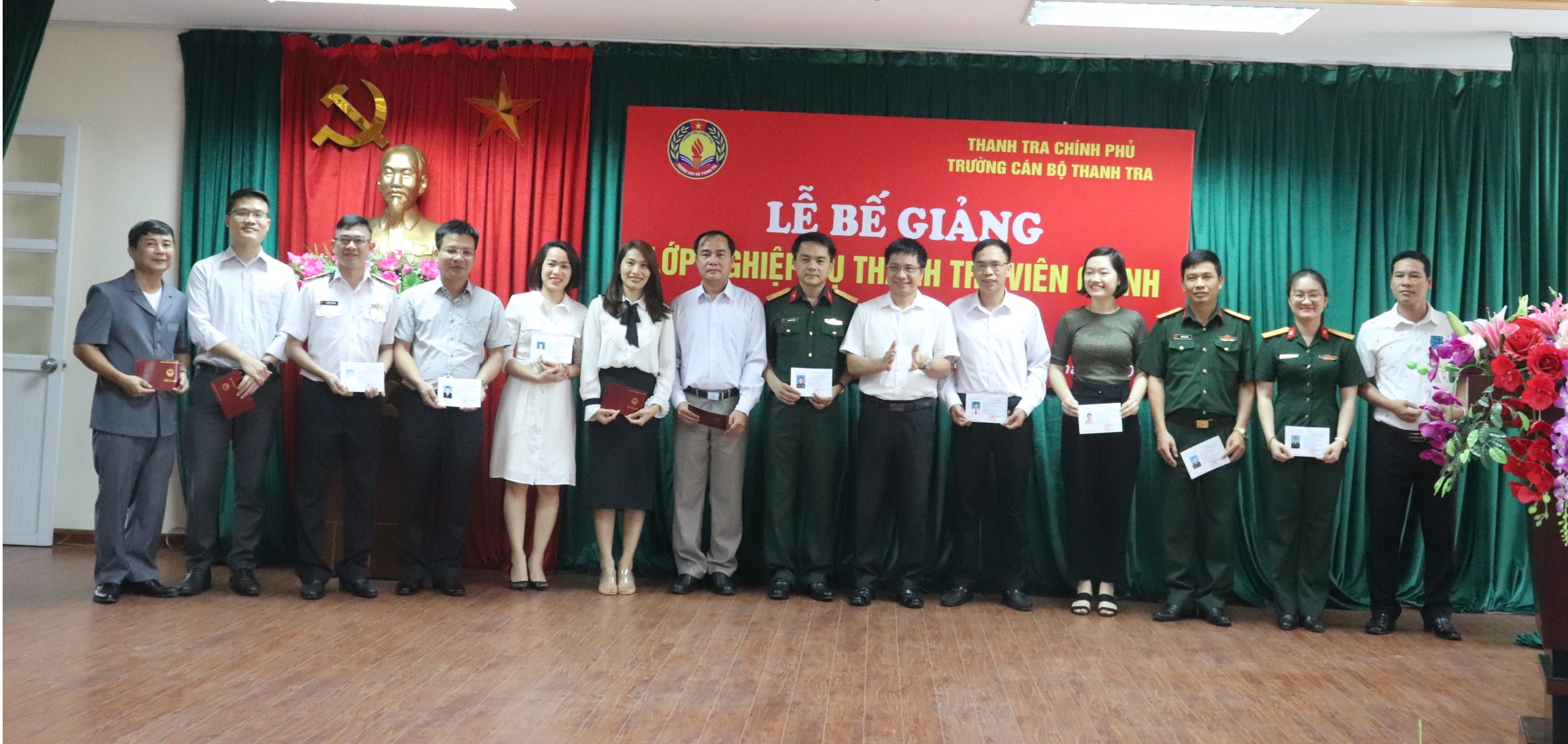 TS Trịnh Văn Toàn PHT trg CBTT trao chứng chỉ cho học viên