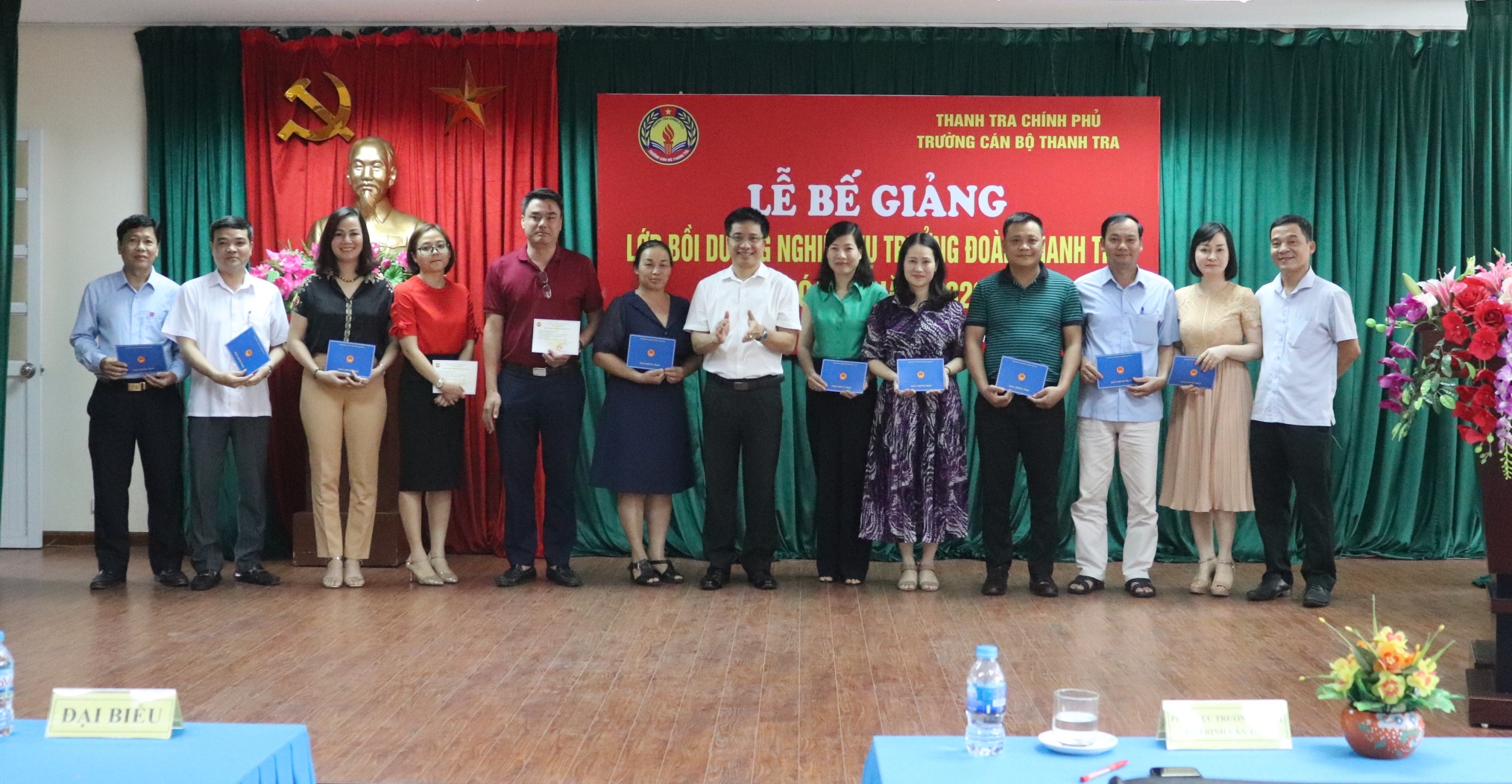 TS Trịnh Văn Toàn Phó Hiệu trưởng Nhà trường trao chứng nhận cho học viên