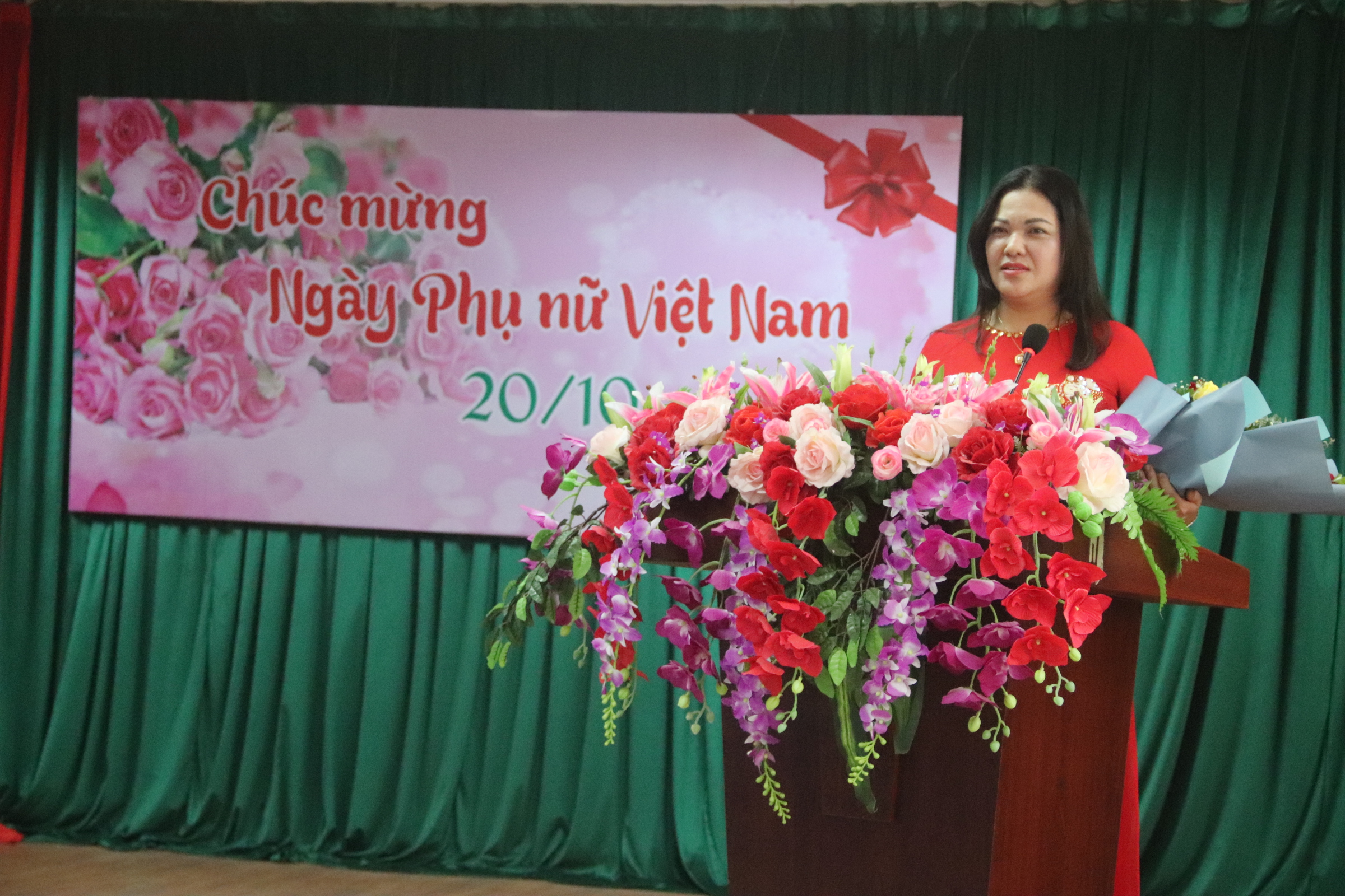 Đồng chí Trịnh Thị Xoan phát biểu tại buổi kỷ niệm ngày 20 10