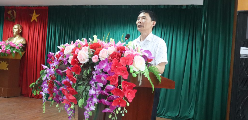 Đồng chí Vũ Văn Chiến Bí thư Đảng ủy Hiệu trưởng nhà trường chủ trì Hội nghị