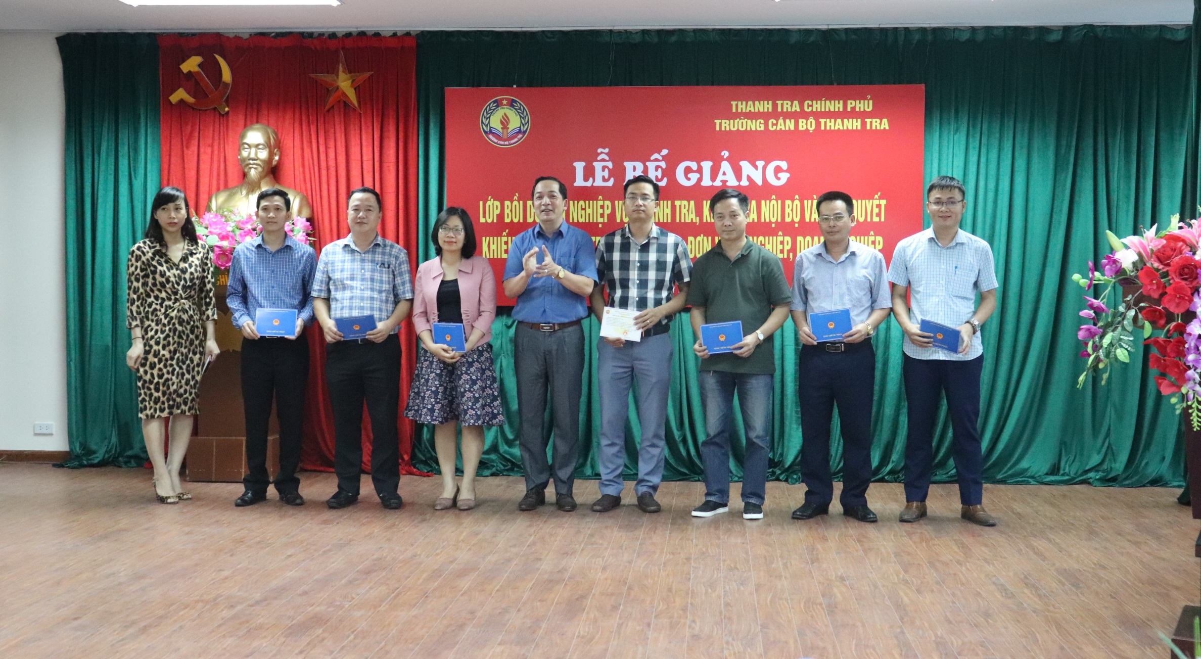 TS Nguyễn Huy Hoàng TTVCC Phó Hiệu trg Trg CBTT trao chứng nhận cho HV