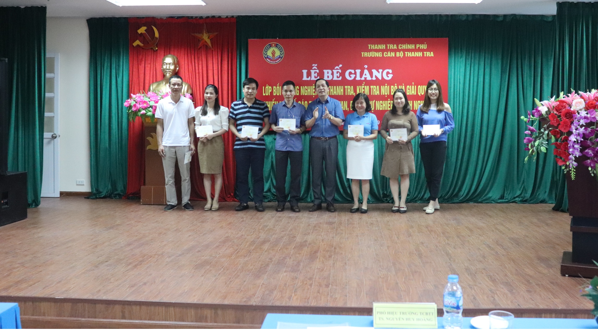 TS Nguyễn Huy Hoàng TTVCC Phó Hiệu trg Trg CBTT trao chứng nhận cho học viên