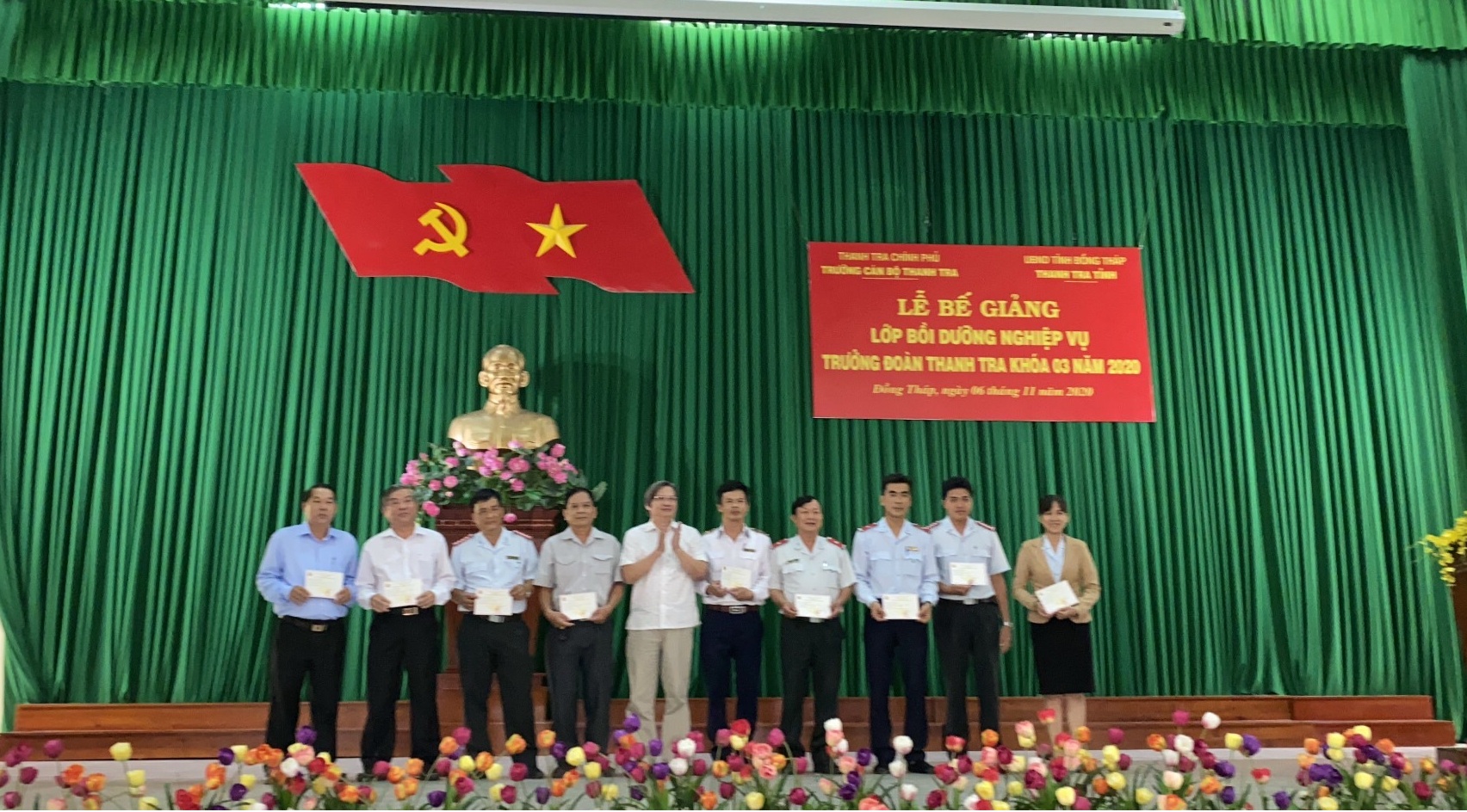 Đại diện Thanh tra tỉnh Đồng Tháp trao chứng nhận cho học viên