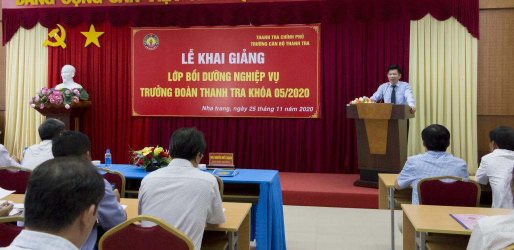 Ông NGuyễn Viết Thạch TTVCC Phó Hiệu tr Nhà trường phát biểu khai giảng khóa học