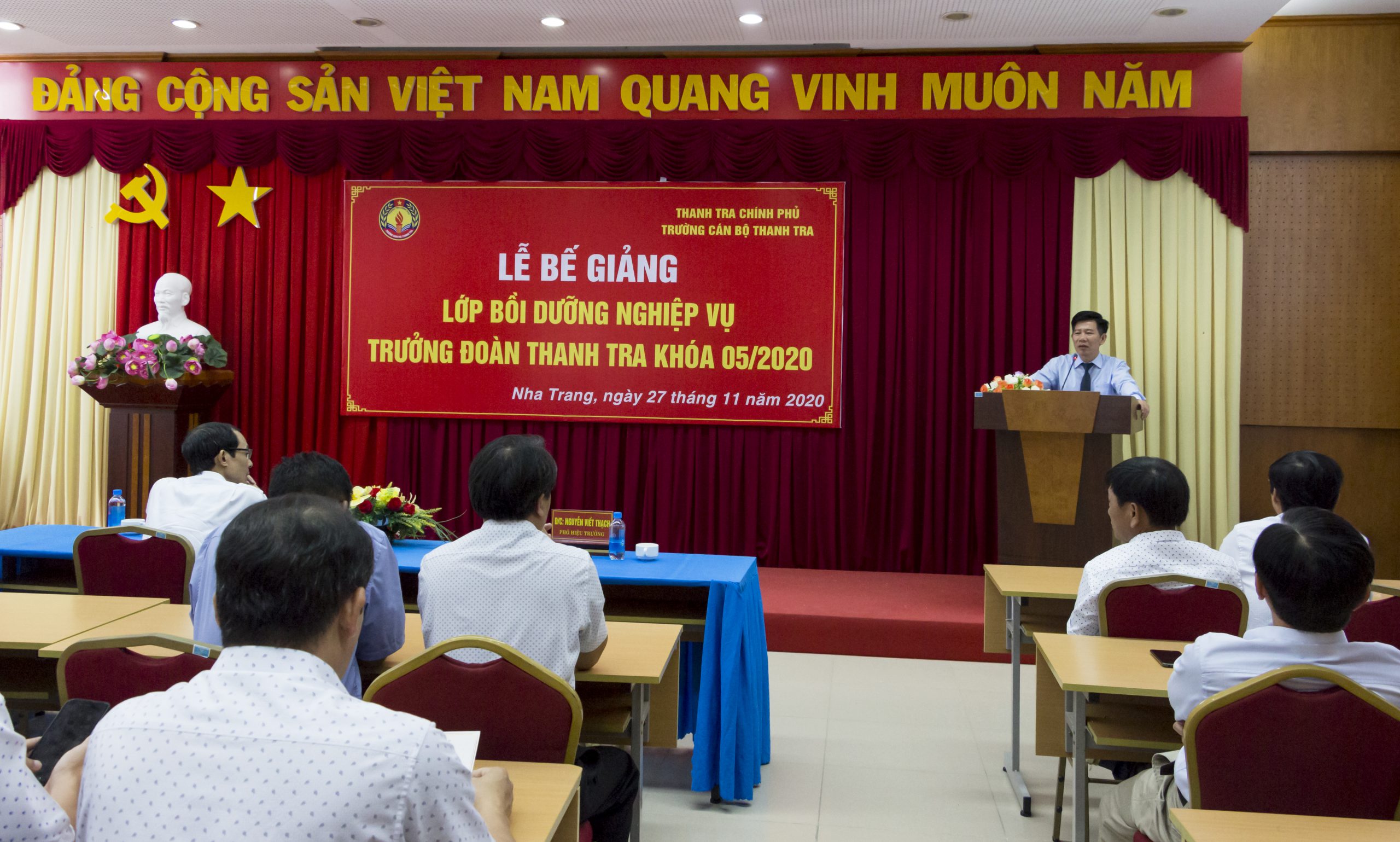 Ông Nguyễn Viết Thạch TTVCC Phó Hiệu trưởng Trg CBTT phát biểu bế giảng khóa học