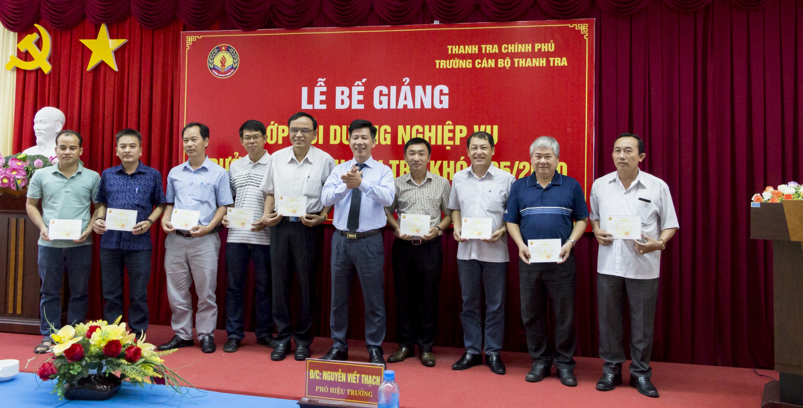 Ông Nguyễn Viết Thạch TTVCC Phó Hiệu trưởng Trg CBTT trao Giấy chứng nhận cho học viên