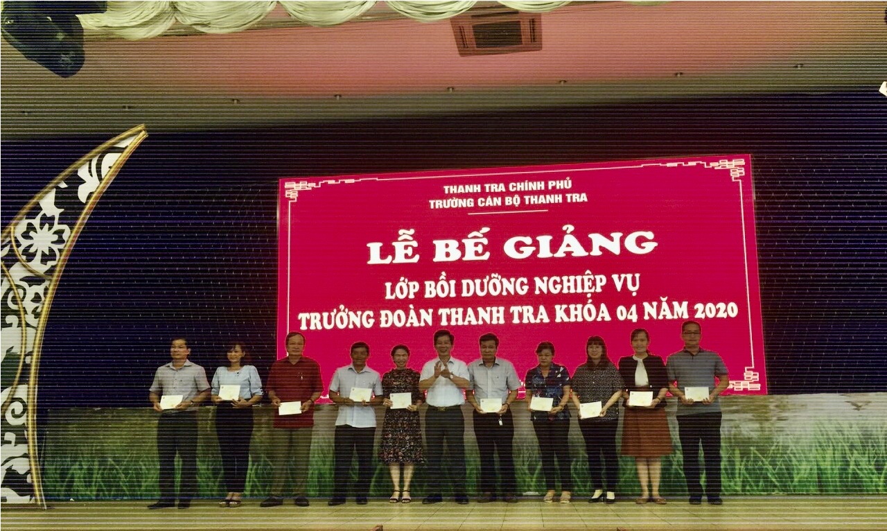 Ông Nguyễn Viết Thạch TTVCC Phó Hiệu trưởng Trg CBTT trao chứng nhận cho học viên