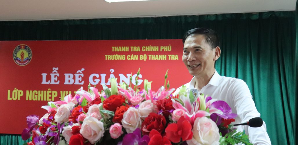 Ông Vũ Văn Chiến TTVCC Hiệu trưởng trg CBTT phát biểu bế giảng khóa học