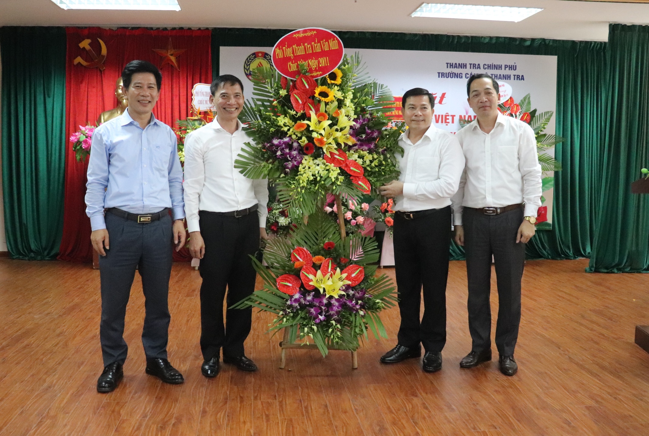 PTTCP Trần Văn Minh tặng hoa Nhà trường