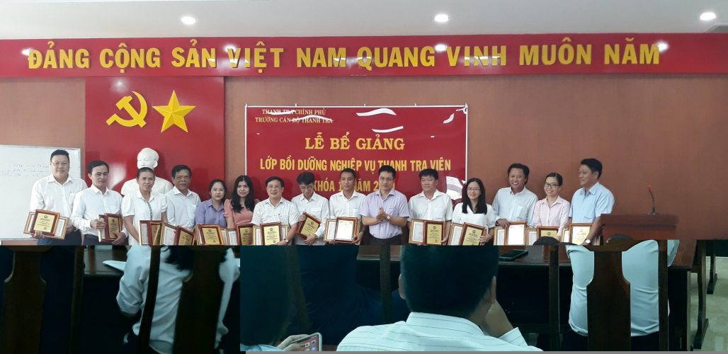 TS. Trịnh Văn Toàn Phó Hiệu trưởng Trg CBTT trao giấy khen và kỷ niệm chương cho học viên