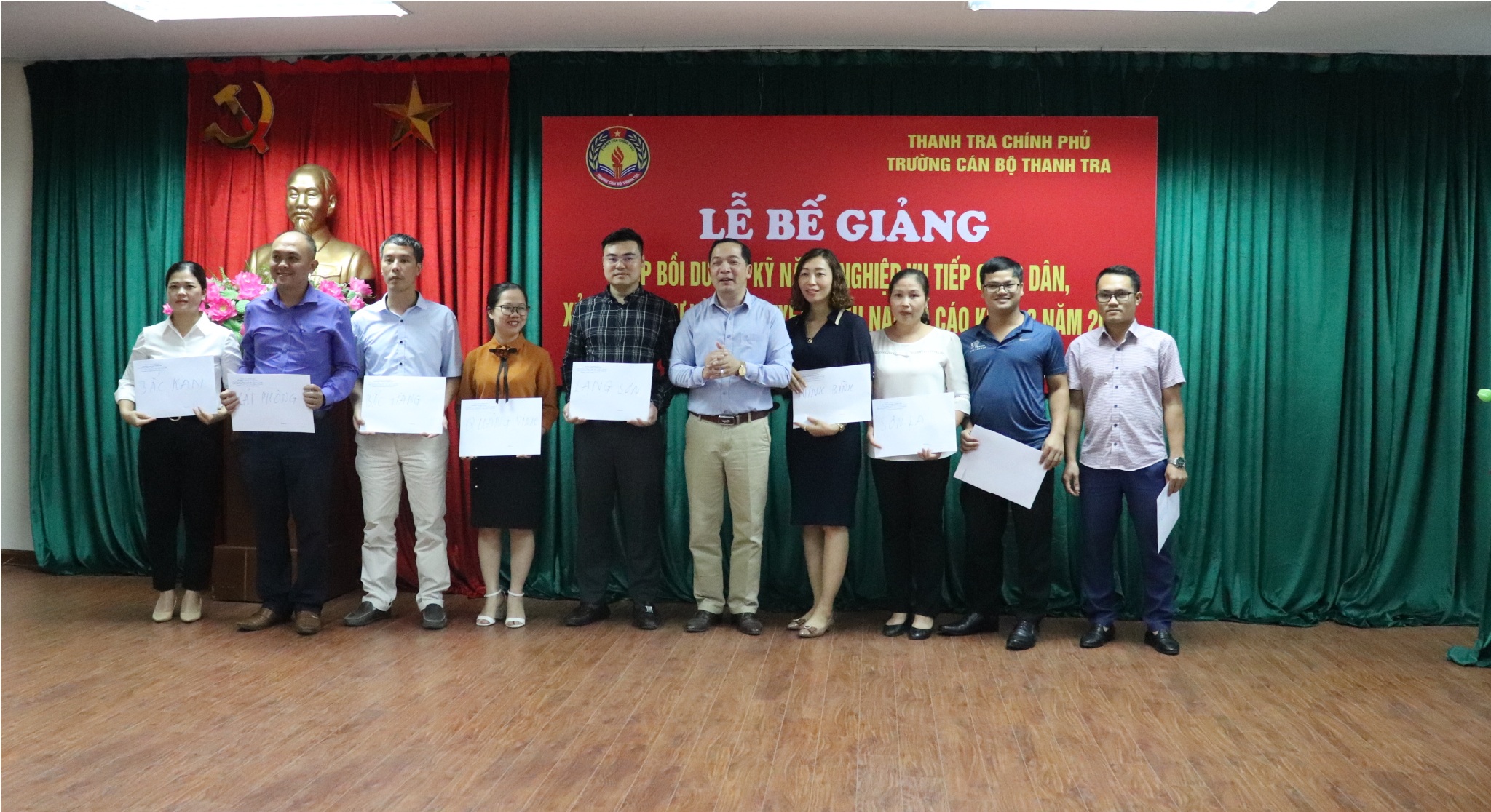 TS Nguyễn Huy Hoàng TTVCC Phó Hiệu trưởng trg CBTT trao chứng nhận cho học viên