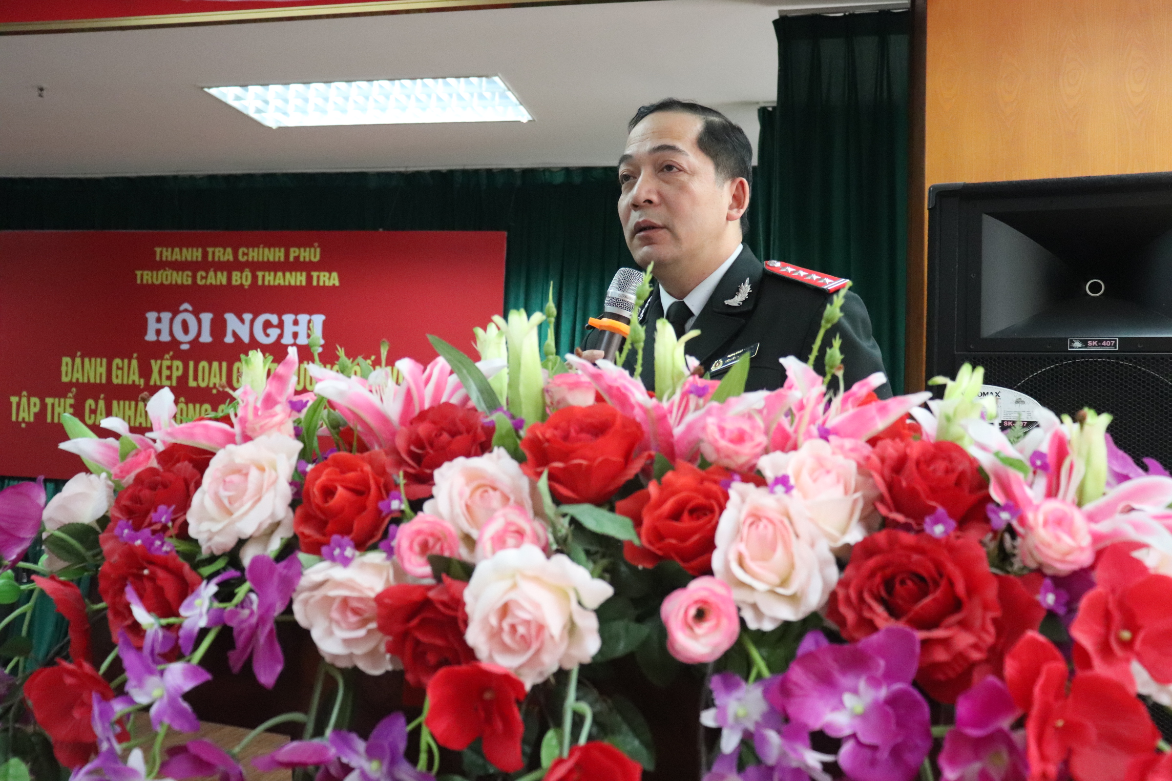 Ông Nguyễn Huy Hoàng Phó Hiệu trưởng Nhà trường báo cáo tham luận tại Hội nghị