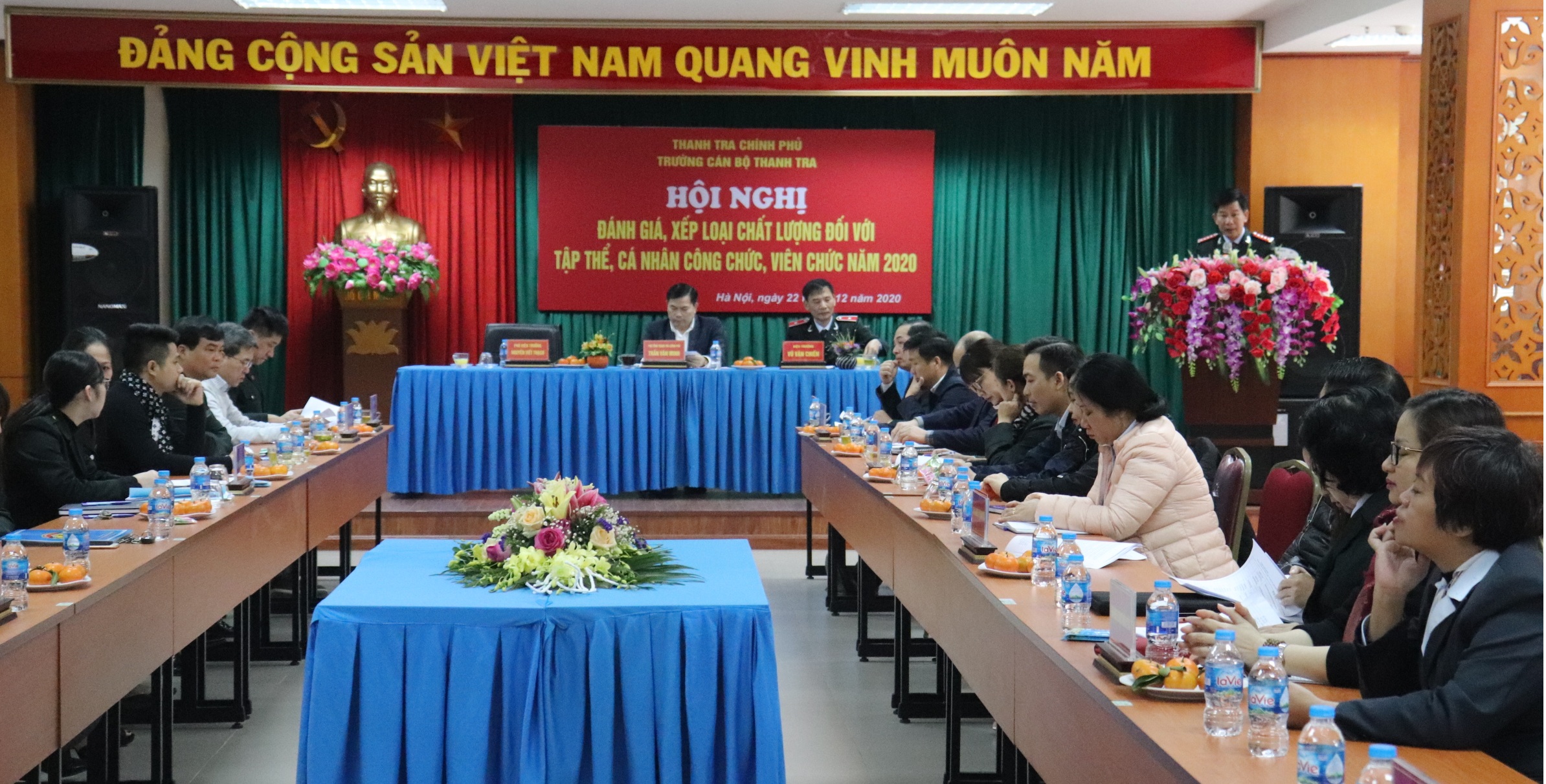 Ông Nguyễn Viết Thạch Phó Hiệu trưởng Trg CBTT báo cáo tổng kết công tác năm 2020