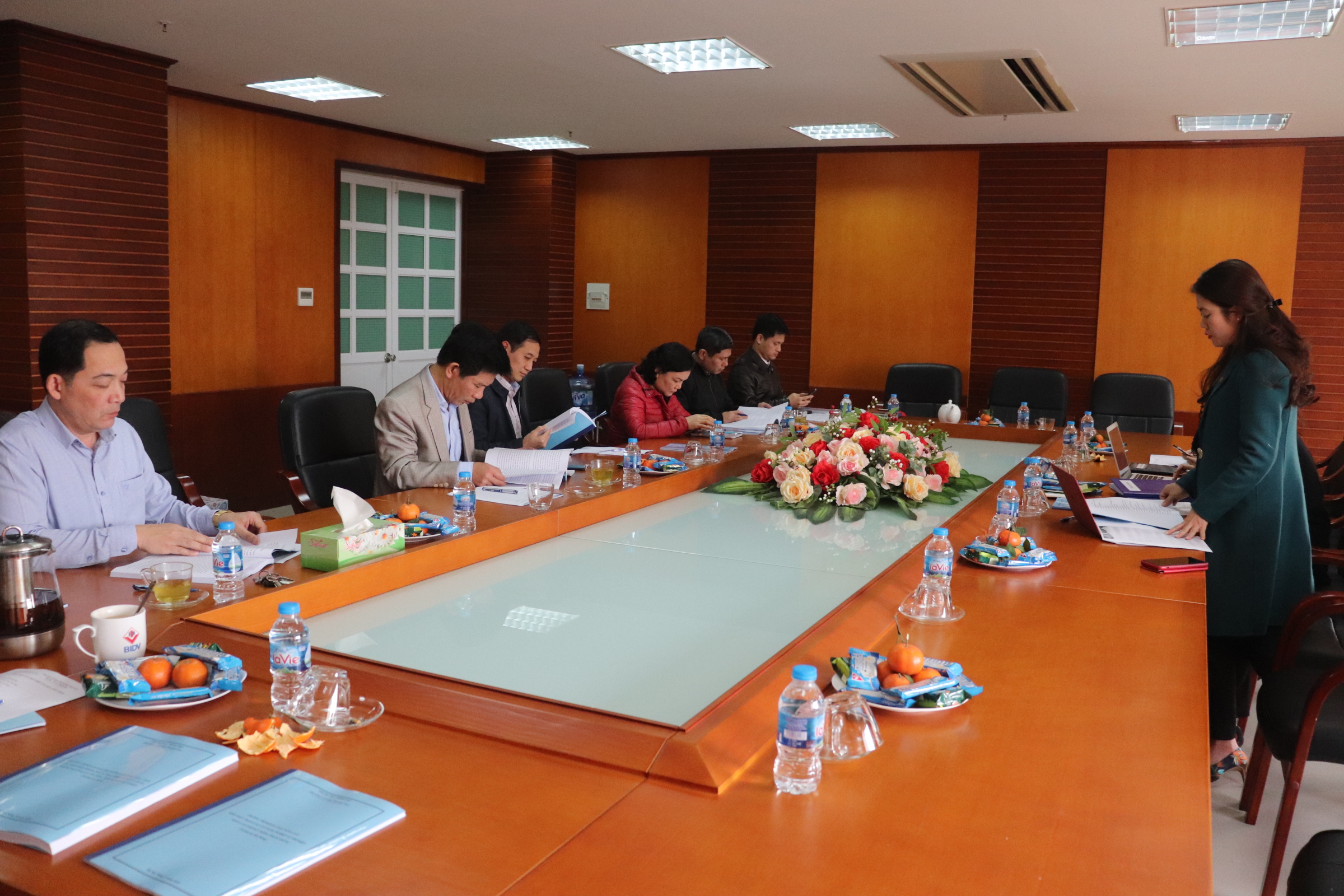 Đại diện Tổ soạn thảo báo cáo tóm tắt trước Hội đồng nghiệm thu