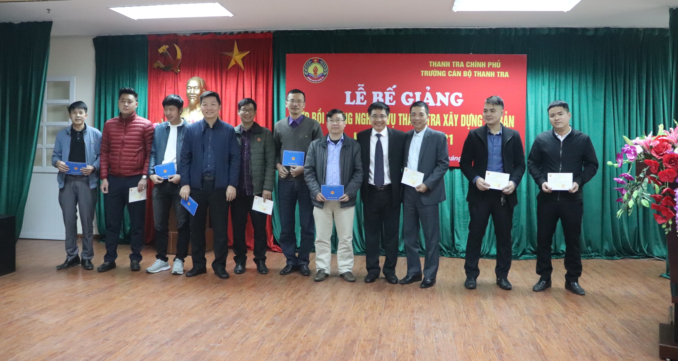 TS Trịnh Văn Toàn Phó HT nhà trường trao chứng nhận cho học viên