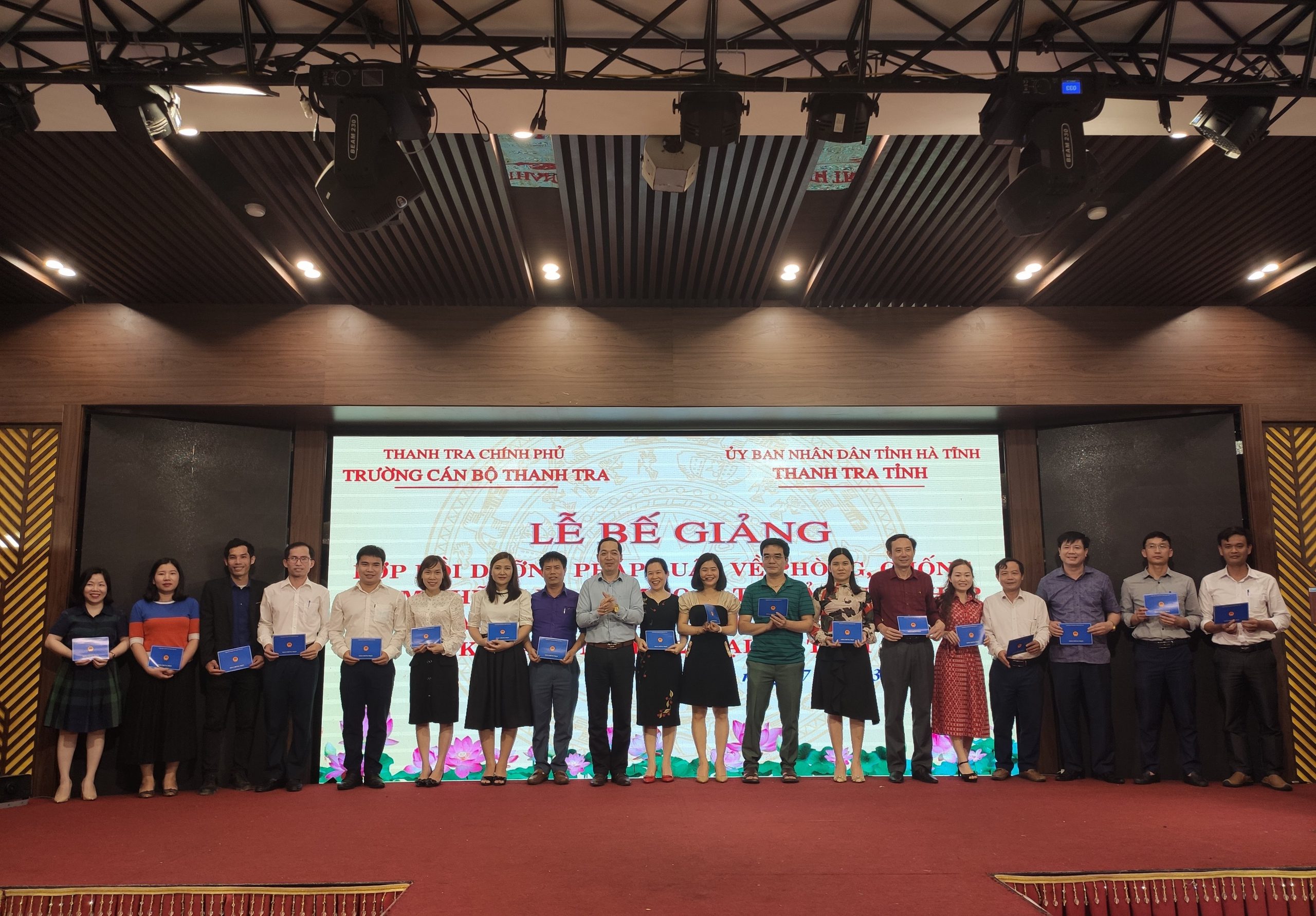 Ông Nguyễn Huy Hoàng TTVCC Phó Hiệu trg Trg CBTT trao chứng nhận hoàn thành khóa học cho học viên
