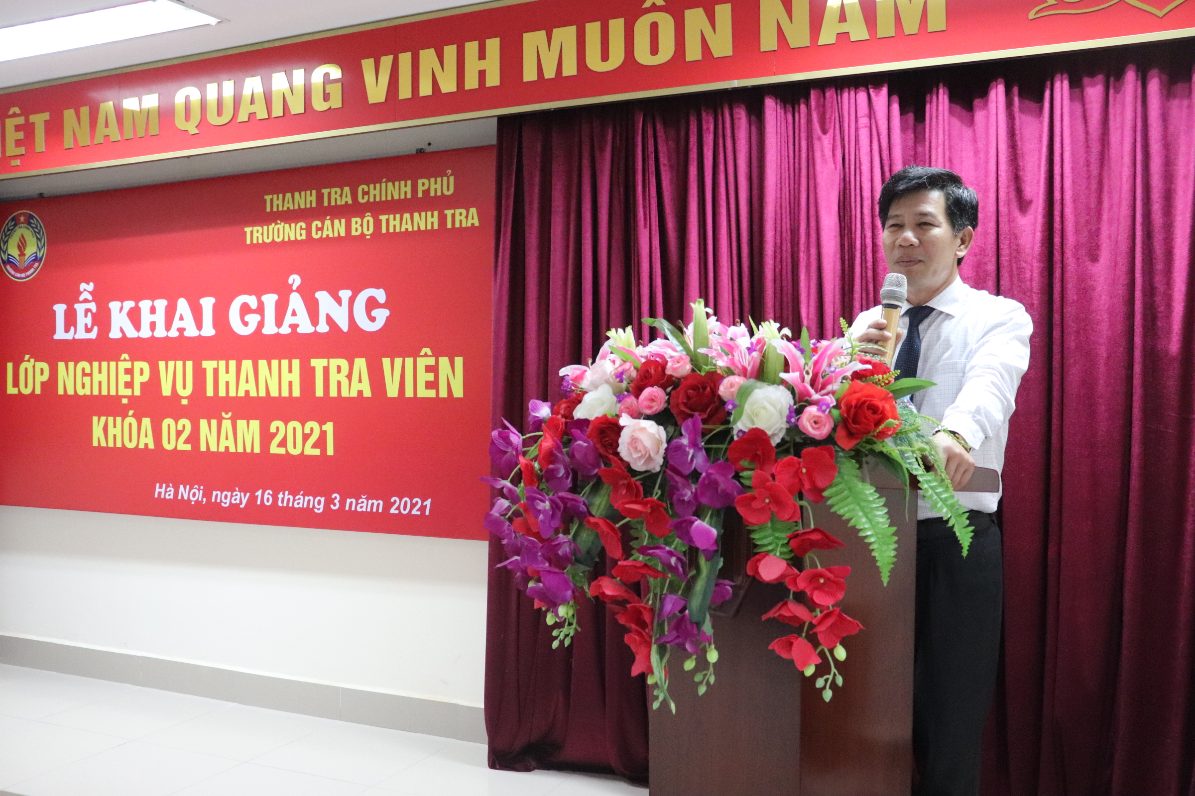 Ông Nguyễn Viết Thạch TTVCC Phó Hiệu Trưởng trg CBTT phát biểu khai giảng khóa học