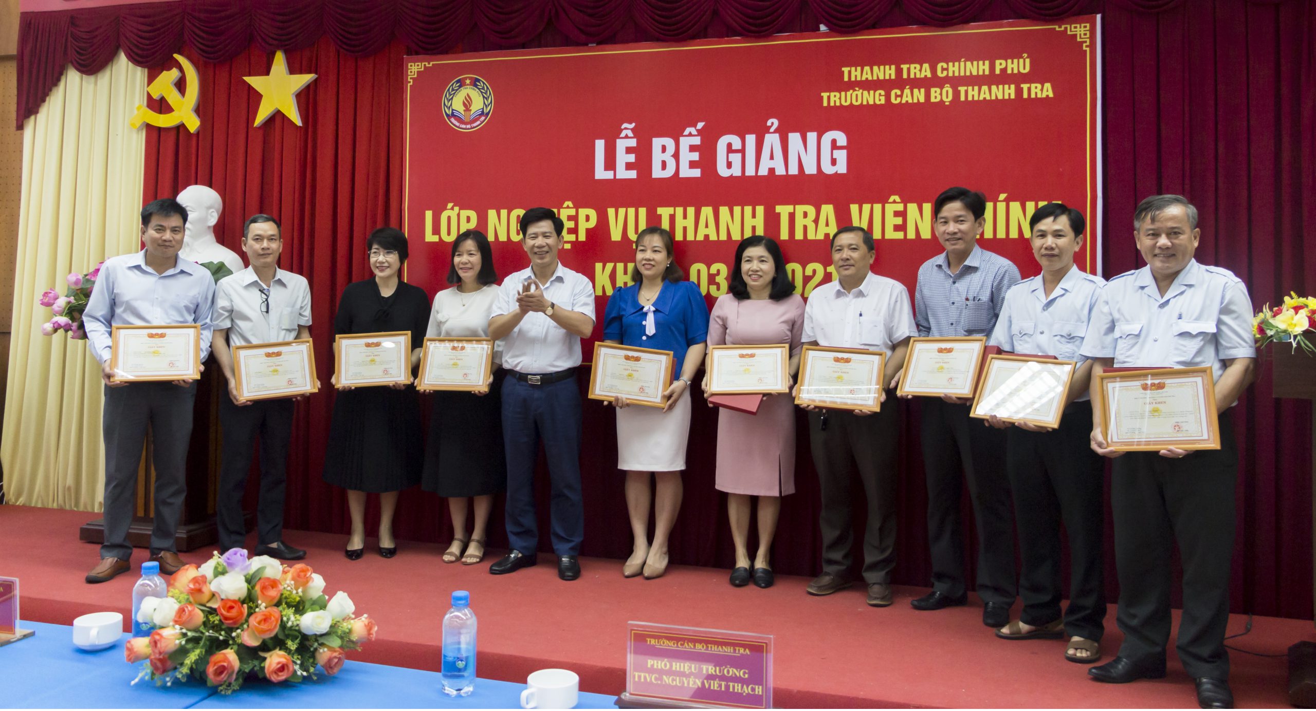 Ông Nguyễn Viết Thạch TTVCC Phó Hiệu trưởng Nhà trường trao GK cho học viên