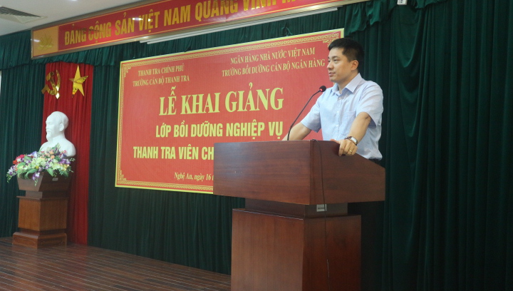 Ông Trịnh Văn Toàn TTVC Phó Hiệu Trưởng Trg CBTT phát biểu tại Lễ Khai giảng
