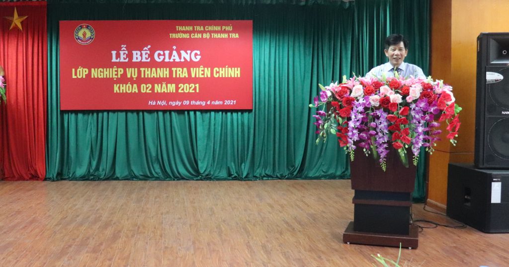 Phó Hiệu trg nhà trường phát biểu bế giảng khóa học